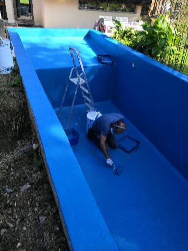 Application d'un gecloat piscine pour étancher le revêtement.